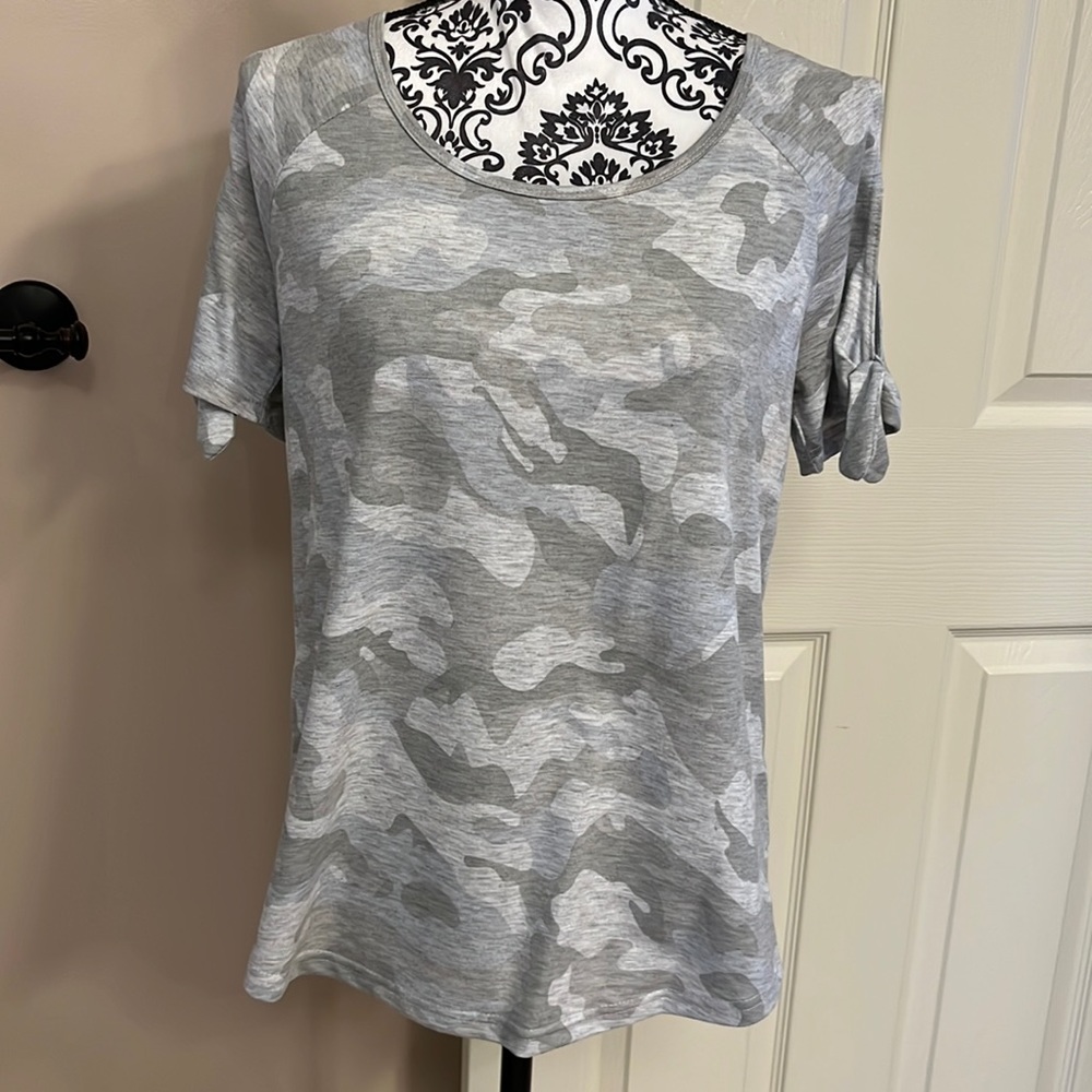 NWT Cold shoulder, scoop neck short sleeve shirt.